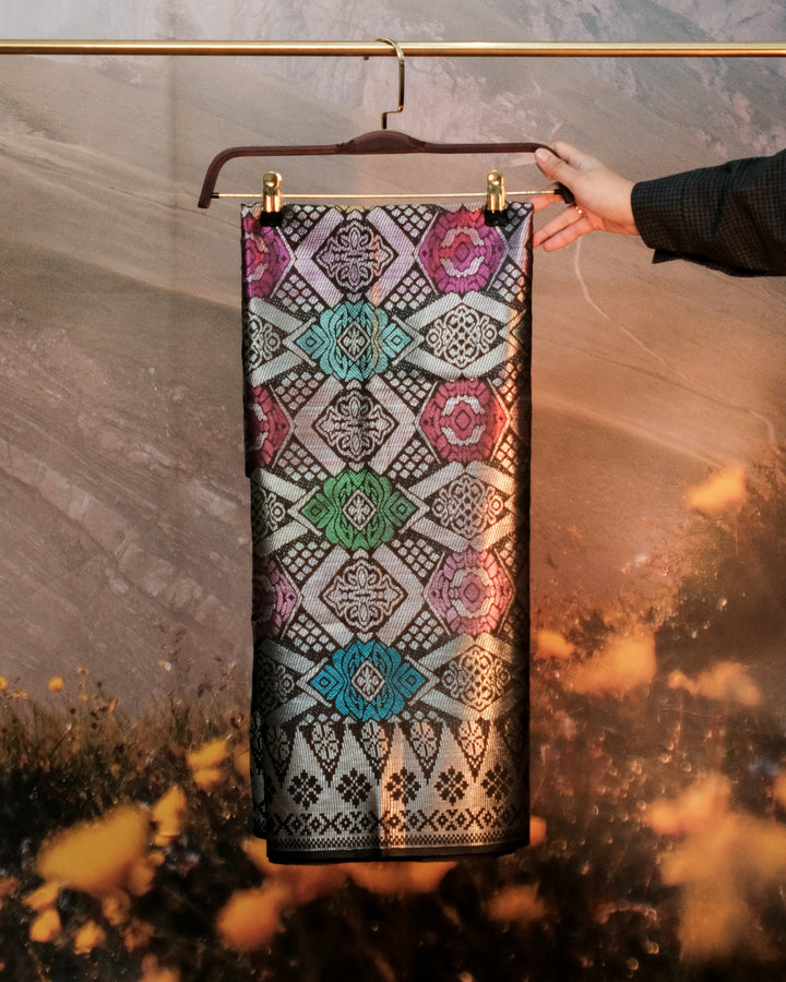 Scarlet 152 - Black & Silver